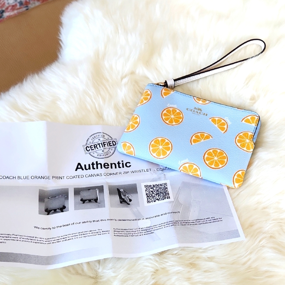 Adorable NWOT Coach Light Blue Orange Print Corner Zip Wristlet Wallet 🩵🍊🎁